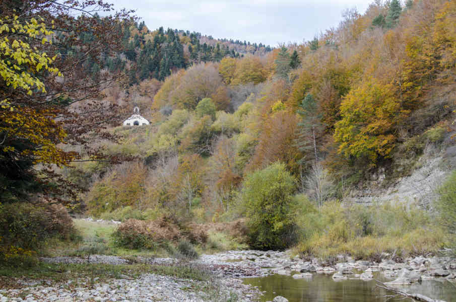 Comunidad Foral de Navarra 041 - Selva de Irati - ermita de Nuestra Señora de las Nieves.jpg